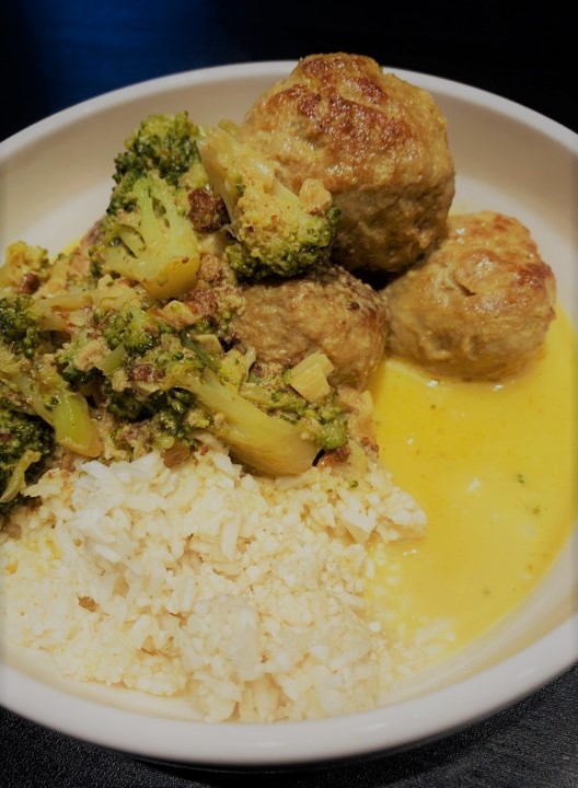 Curry van gehaktballetjes en broccoli met bloemkoolrijst