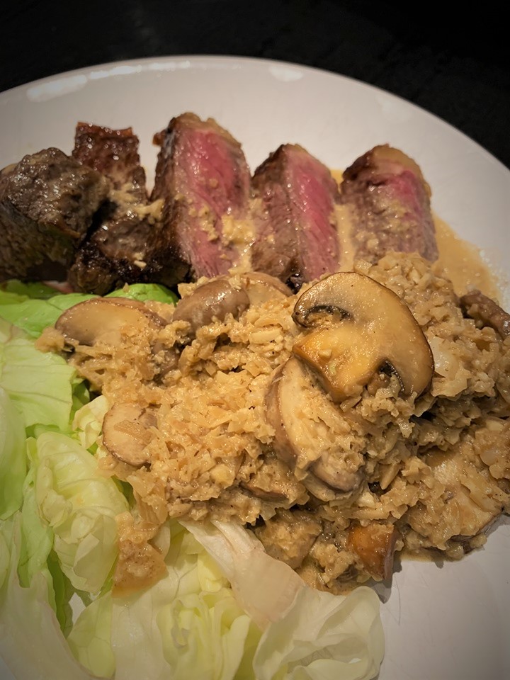 Ierse steak met bloemkoolrijst-champignonroomsaus