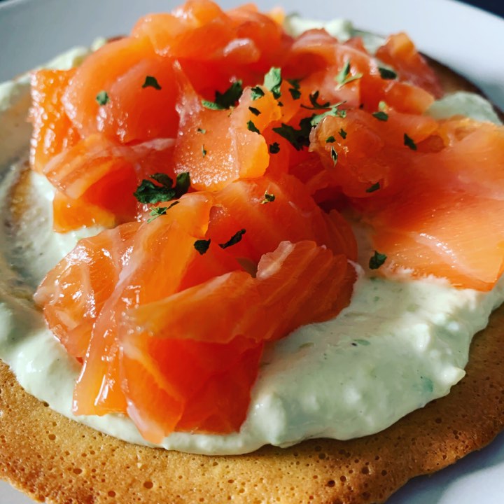 Ketotoast ‘deluxe’ met gerookte zalm