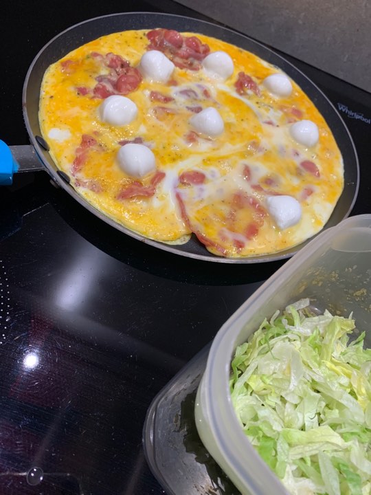 Maaltijdomelet met pancetta en mozzarellabolletjes