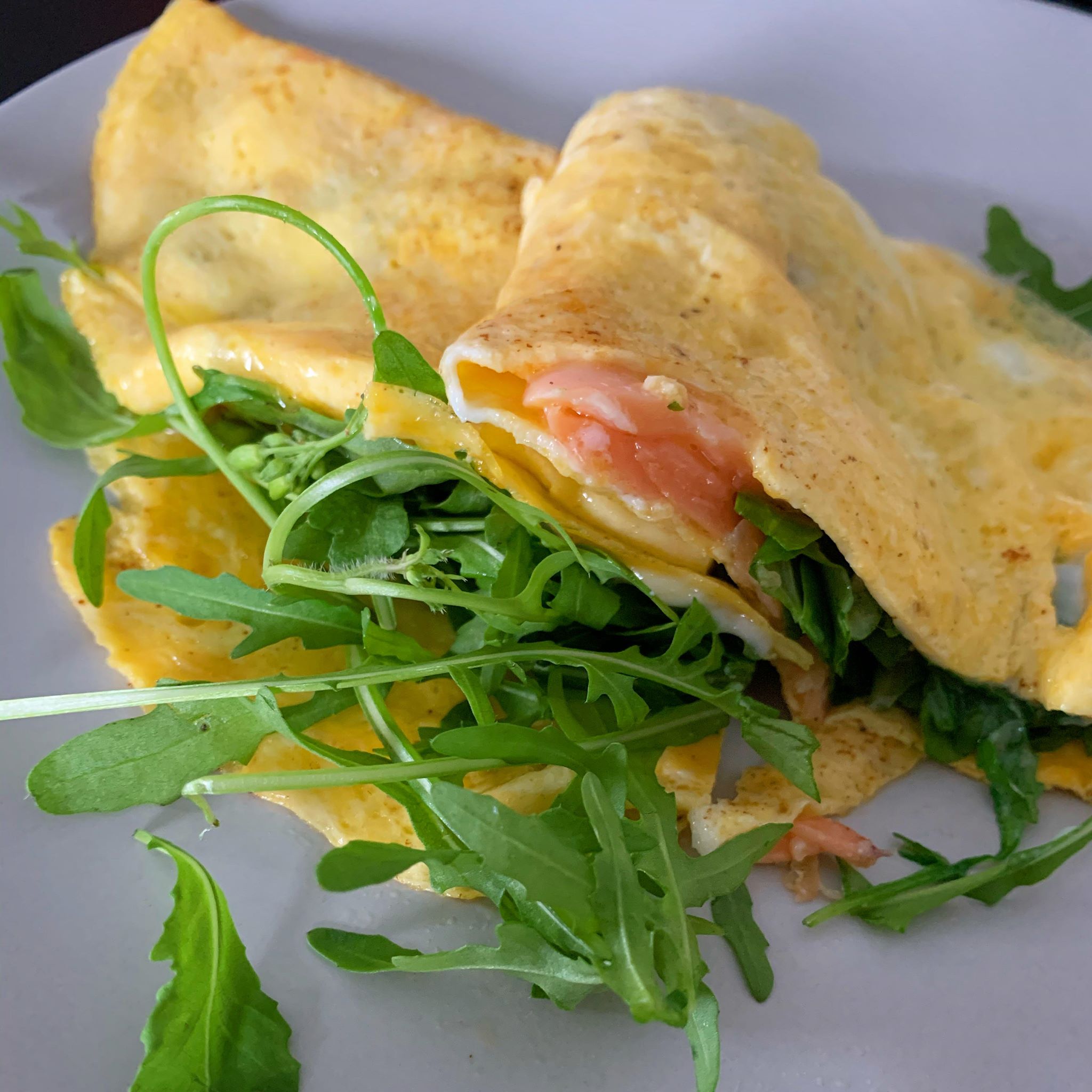 Omeletwrap met gerookte zalm en rucola