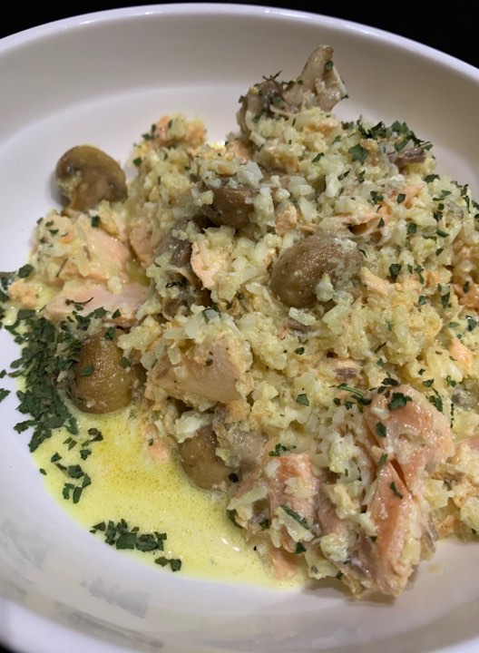 Viscurry met zalm, bloemkoolrijst en chamignons