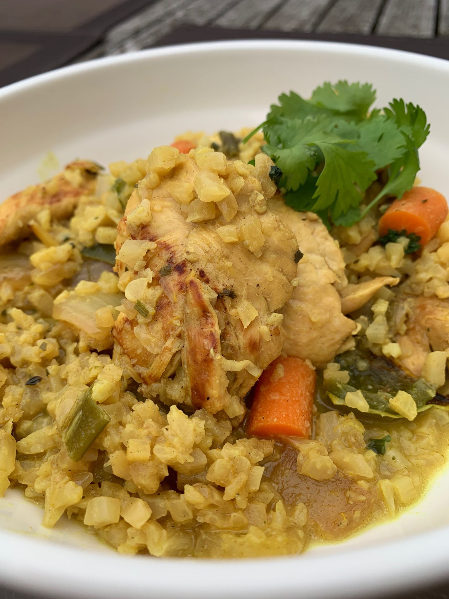 Curry van kip met bloemkoolrijst en koriander