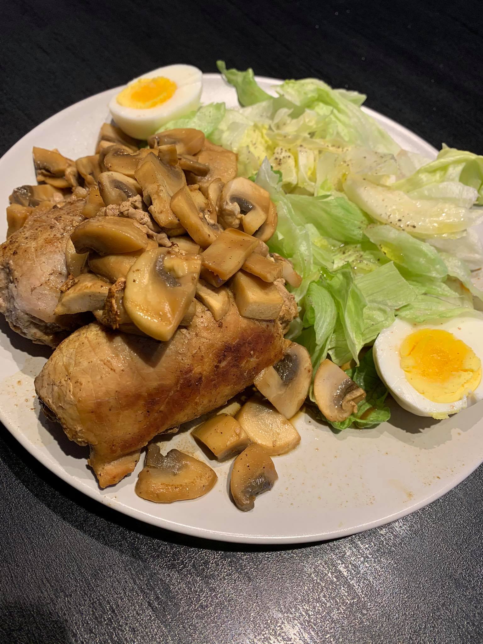 Blinde vinken met champignons, ijsbergsla en een eitje