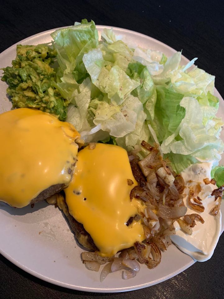 Hamburgers met cheddar, avocado en zure room