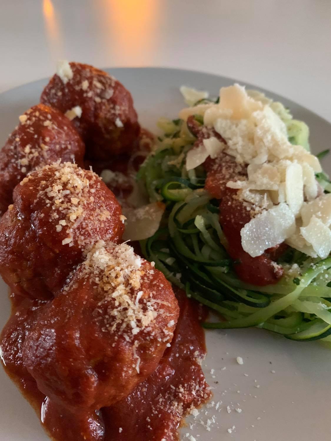 Courgetti met balletjes en Parmezaanse kaas