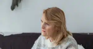 Waarom je je grens soms pas achteraf voelt 3 Vrouw die haar grens pas achteraf voelt na een drukke dag
