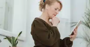 Waarom een gesprek blijft doorgaan in je hoofd 3 Vrouw die blijft nadenken wanneer een gesprek in haar hoofd doorgaat